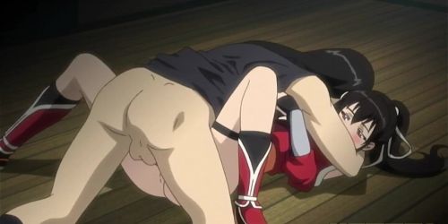 Heiße Anime-Girls teilen sich einen riesigen Schwanz in wilden Momenten